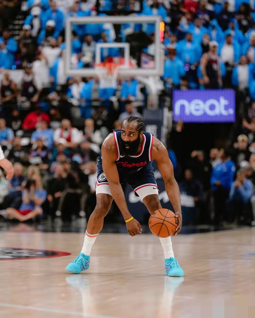 重磅！哈登与60激战美国队分钟转会期洛杉矶快船调整名单以备CBA常规赛，詹姆斯在G2比赛中比分优势明显的简单介绍